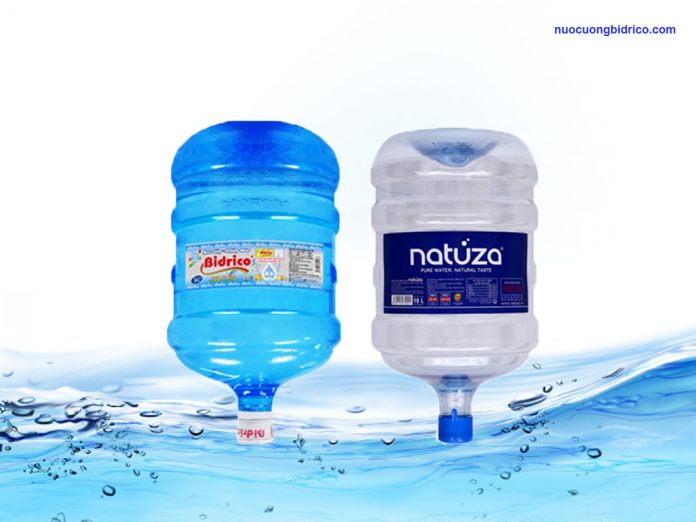 Nên chọn mua nước tinh khiết Bidrico hay Natuza?