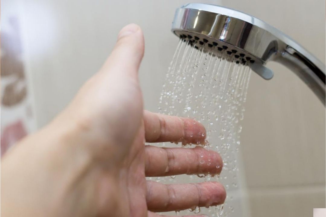 Tắm nước ấm giúp cơ thể dễ chịu, giảm căng cơ